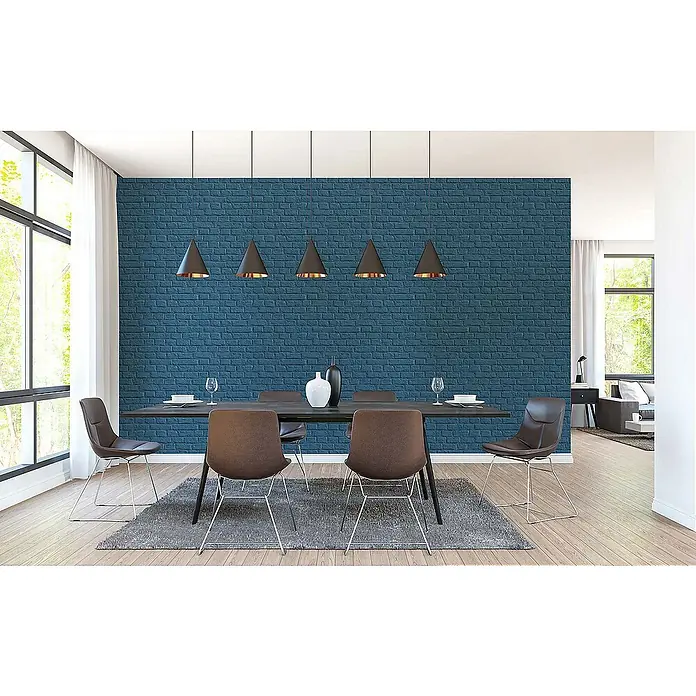 Tadessi Vliestapete M1-No.1568 - Blau, Steinoptik, 10,05 x 0,53 m - Blaue Ziegelsteinmuster-Tapete an einer Esszimmerwand, hinter einem Tisch mit Stühlen.