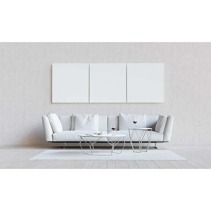 Tadessi Vliestapete M1-No.894 - Weiß, Steinoptik, 10,05 x 0,53 m - Drei weiße, leere Leinwände prominent über einem weißen Sofa in einem minimalistischen Wohnzimmer.