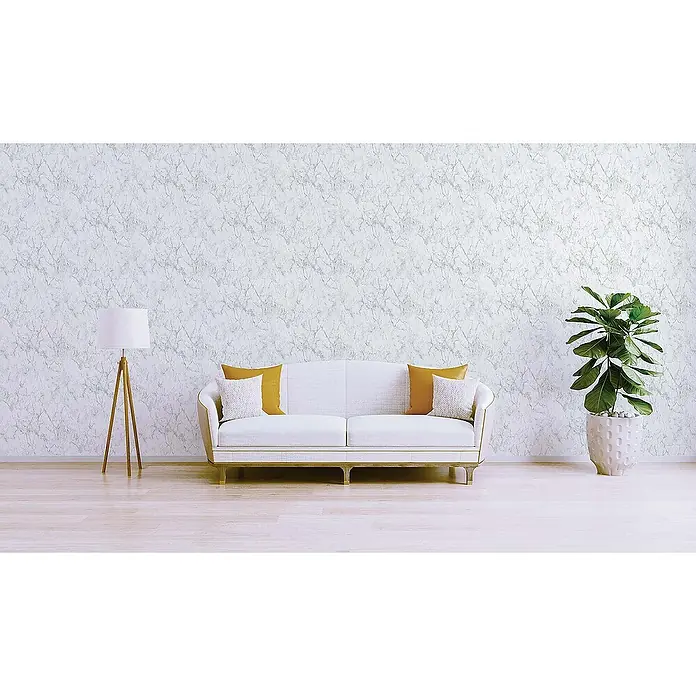Tadessi Vliestapete M1-No.166 - Grau, Steinoptik, 10,05 x 0,53 m - Leichte Marmor-Tapete an einer Wohnzimmerwand mit Sofa und Pflanze, zeigt dekorativen Einsatz.