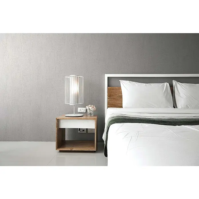 Tadessi Vliestapete M1-No.894 - Weiß, Steinoptik, 10,05 x 0,53 m - Modernes Schlafzimmer mit weißem Bett, Holzkopfteil und stilvoller weißer Lampe auf Holznachttisch.