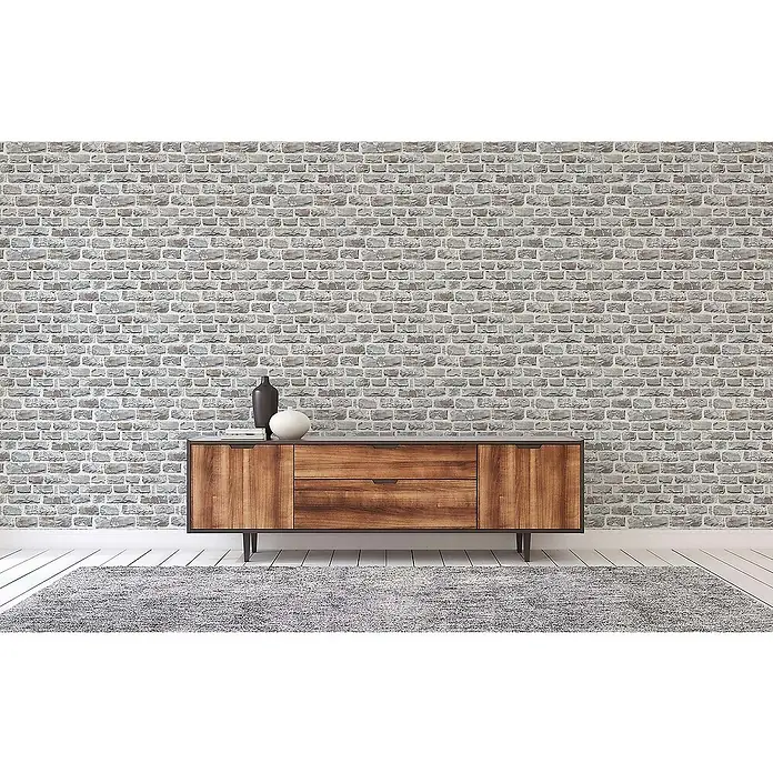 Tadessi Vliestapete M1-No.161 - Mehrfarbig, Steinoptik, 10,05 x 0,53 m - Ein hölzernes Sideboard mit zwei Schubladen und zwei Schränken, darauf zwei Ziergefäße, in einem modernen Raum.