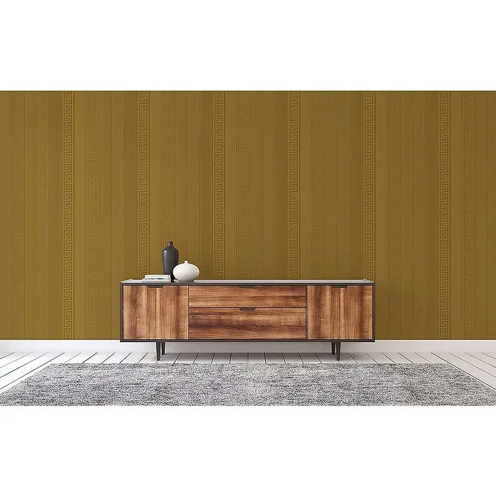 Tadessi Vliestapete M1-No.877 - Gold, Streifen, 10,05 x 0,7 m - Goldene Tapete mit vertikalen Streifen und dezentem Mäandermuster an einer Zimmerwand über einem Holzsideboard.
