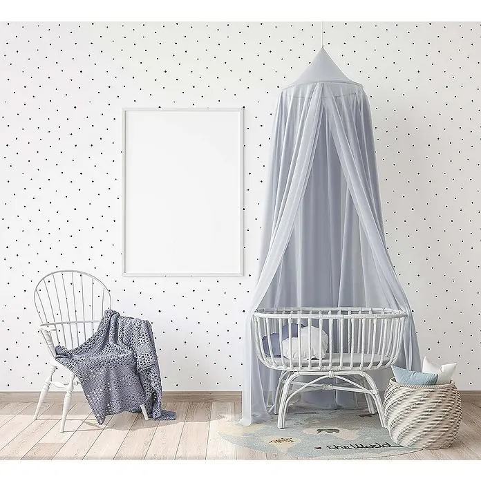Tadessi Vliestapete M1-No.755 - Schwarz, Grafisch, 10,05 x 0,53 m - Gemütliches Kinderzimmer mit weißem Babybett und hellblauem Himmel, dazu ein weißer Stuhl, blaue Decke und ein gemusterter Teppich.