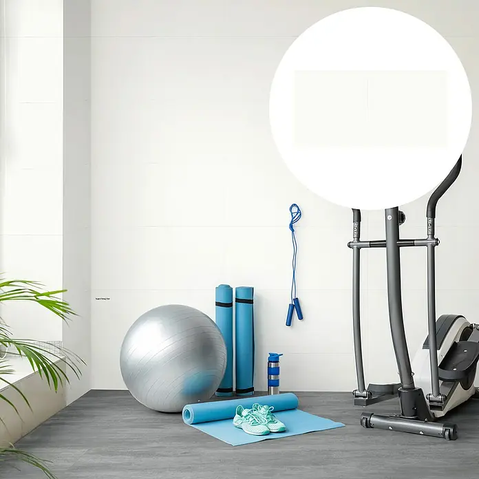 Revêt Wandpaneel SPC Wall - 600 x 300 mm, Weiß, Hochglänzend - Fitnessraum mit Gymnastikball, Yogamatten, Springseil, Wasserflasche, Turnschuhen und Crosstrainer für ein umfassendes Training.