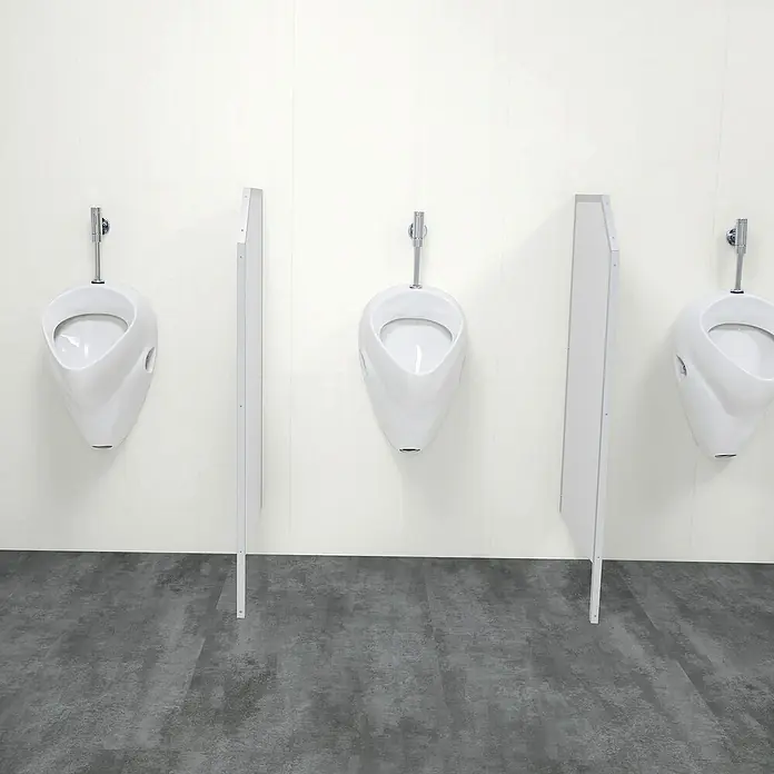 Revêt Wandpaneel SPC Wall - 600 x 300 mm, Weiß, Hochglänzend - Reihe weißer Urinale mit Trennwänden in einem modernen Badezimmer mit grauem Bodenbelag.