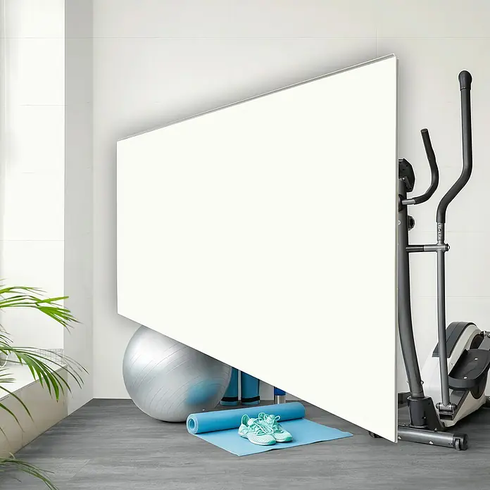 Revêt Wandpaneel SPC Wall - 600 x 300 mm, Weiß, Hochglänzend - Fitnessraum mit grossem, weissen, rechteckigem Display, Sportgeräten und einem Fenster mit einer Pflanze.