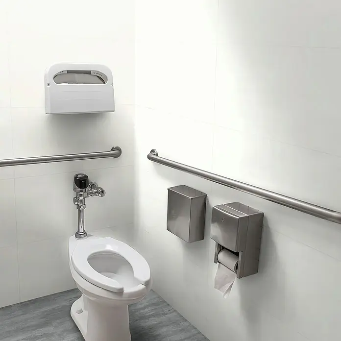 Revêt Wandpaneel SPC Wall - 600 x 300 mm, Weiß, Hochglänzend - Eine Nahaufnahme einer weißen Toilette mit Haltegriffen in einem Badezimmer. Der Toilettenpapierhalter und der Spender sind sichtbar.