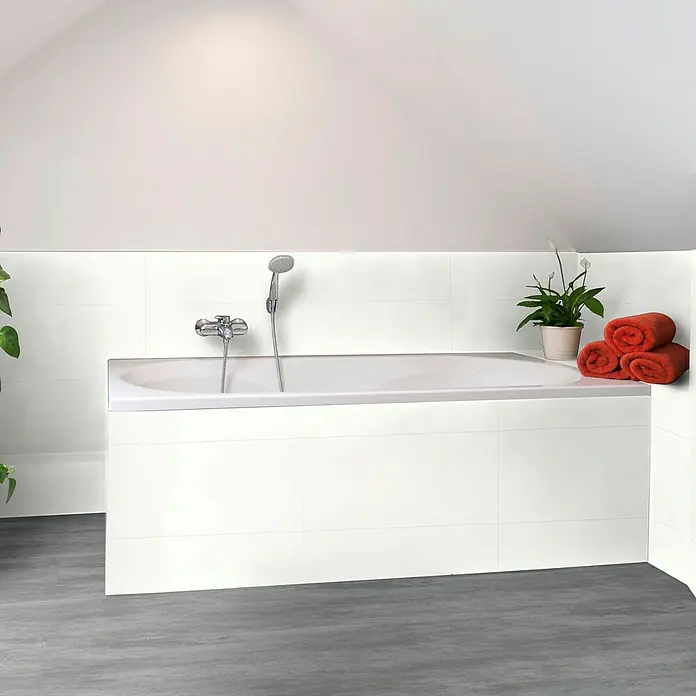 Revêt Wandpaneel SPC Wall - 600 x 300 mm, Weiß, Hochglänzend - Nahaufnahme einer Badewanne mit Armaturen, einem Duschkopf, Handtüchern und einer Pflanze auf dem Rand in einem Badezimmer mit Dachschräge.
