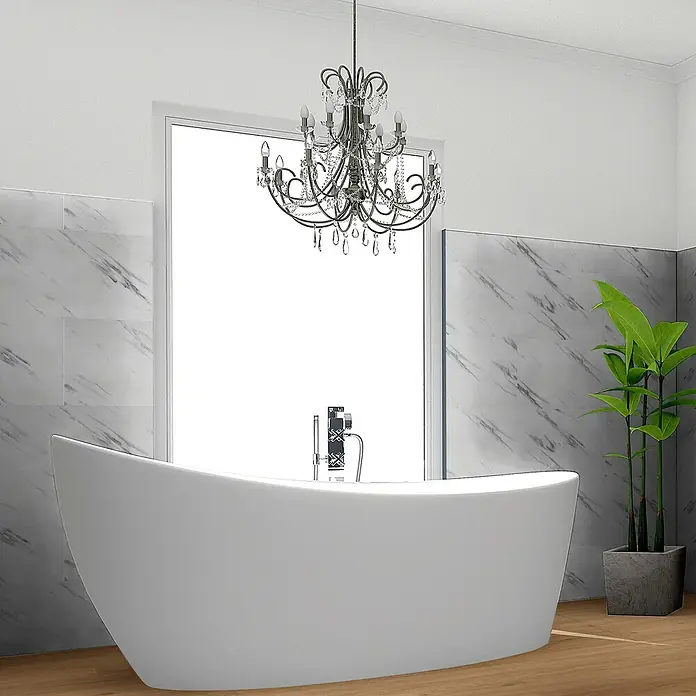 Revêt Wandpaneel SPC Wall - 600 x 300 mm, Marmor Weiß, Hochglänzend - Elegantes Badezimmer mit freistehender Badewanne und Kronleuchter. Die Marmorfliesen und der Holzboden verleihen dem Raum eine luxuriöse Note.