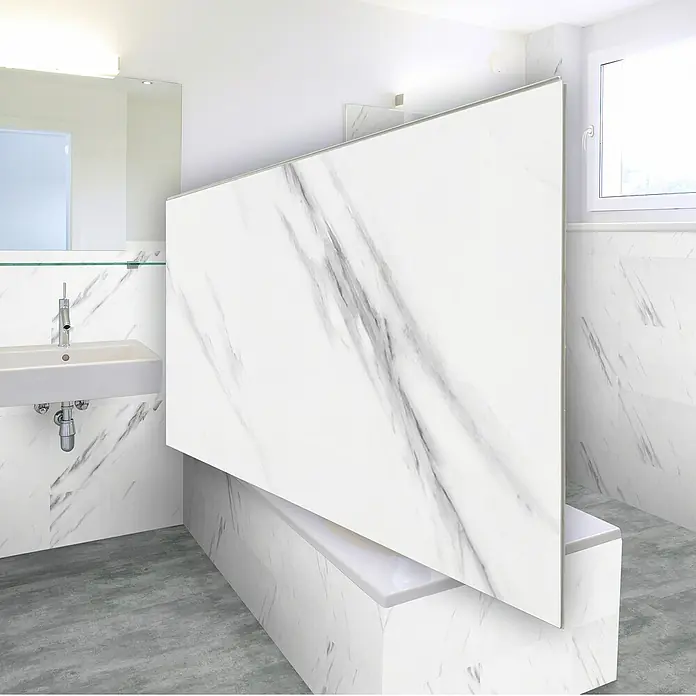 Revêt Wandpaneel SPC Wall - 600 x 300 mm, Marmor Weiß, Hochglänzend - Ein Badezimmer mit einer modernen Marmorverkleidung an Wand, Badewanne und Waschbecken, das einen luxuriösen und stilvollen Eindruck vermittelt.