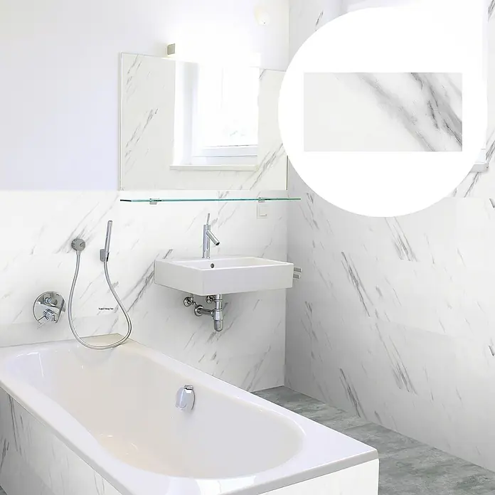 Revêt Wandpaneel SPC Wall - 600 x 300 mm, Marmor Weiß, Hochglänzend - Ein Badezimmer mit einer Badewanne, einem Waschbecken und Marmorwandpaneelen, die dem Raum ein elegantes und modernes Aussehen verleihen.