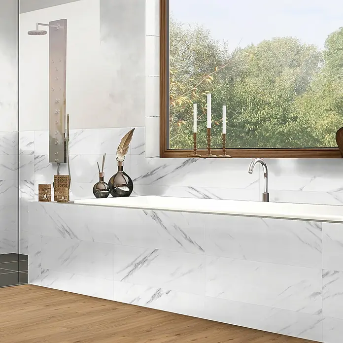 Revêt Wandpaneel SPC Wall - 600 x 300 mm, Marmor Weiß, Hochglänzend - Elegantes Badezimmer-Interieur mit Marmorfliesen, Regendusche und stilvollem Waschtisch mit Armatur. Ein Fenster bringt natürliches Licht herein.
