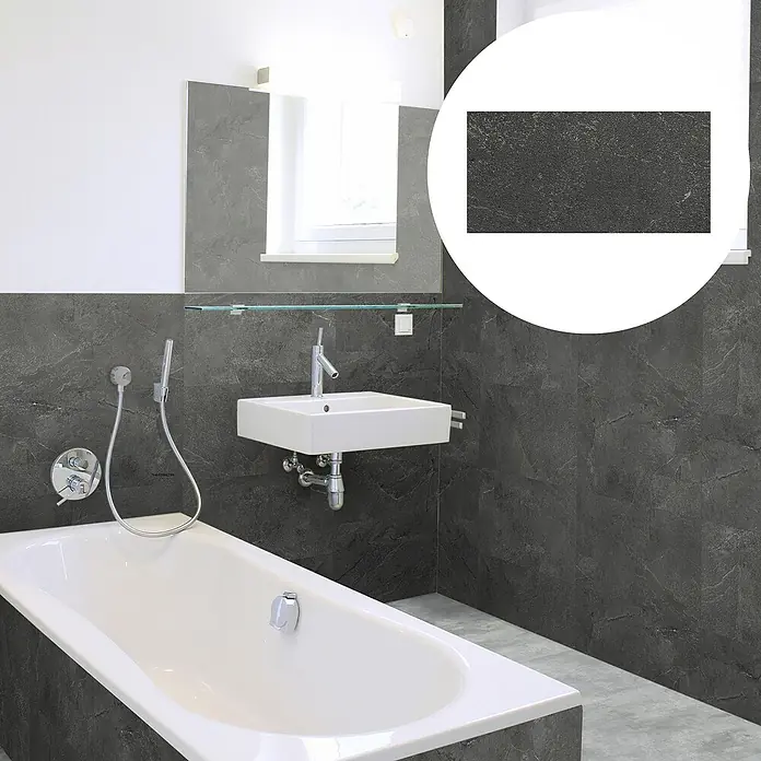 Revêt Wandpaneel SPC Wall - 600 x 300 mm, Schiefer - Ein Badezimmer mit grauen Marmorfliesen, einer weißen Badewanne und einem Waschbecken. Das hervorgehobene Fliesendesign sorgt für einen modernen Look.