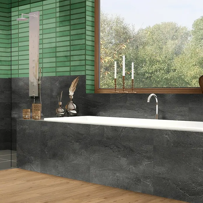 Revêt Wandpaneel SPC Wall - 600 x 300 mm, Schiefer - Ein elegantes Badezimmer mit grünen und grauen Fliesen, einer freistehenden Badewanne und stilvollen Dekorationselementen.