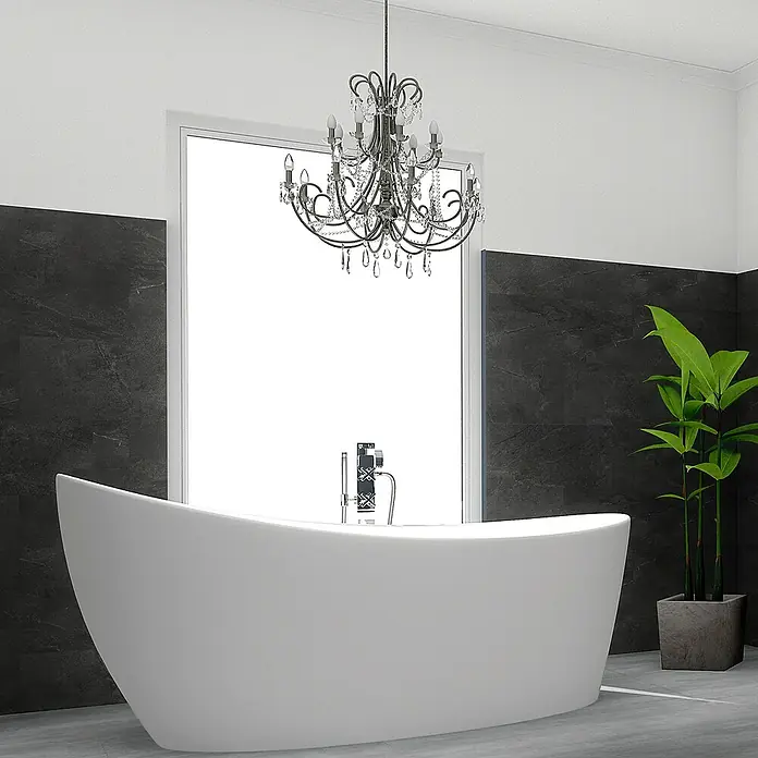 Revêt Wandpaneel SPC Wall - 600 x 300 mm, Schiefer - Elegante freistehende Badewanne in einem modernen Badezimmer mit dunklen Fliesen und einem dekorativen Kronleuchter.