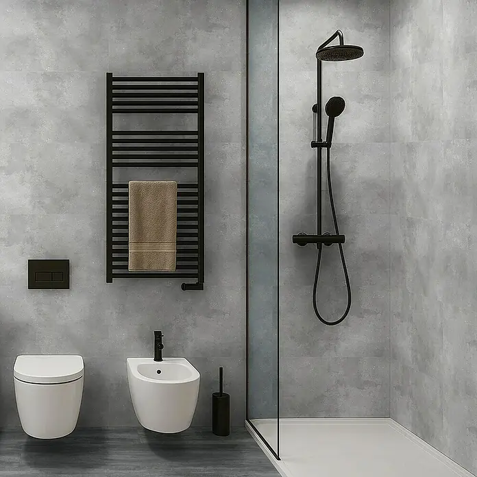 Revêt Wandpaneel SPC Wall - 600 x 300 mm, Beton Grau - Modernes Badezimmer mit WC, Bidet, Handtuchwärmer und stilvoller Duschkabine mit schwarzer Armatur.