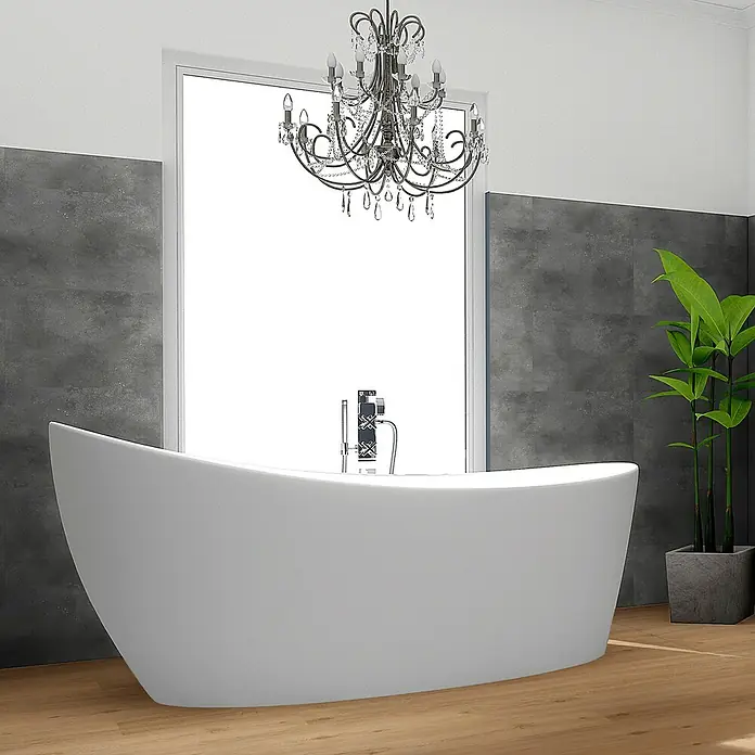 Revêt Wandpaneel SPC Wall - 600 x 300 mm, Beton Grau - Elegante freistehende Badewanne unter einem Kronleuchter.