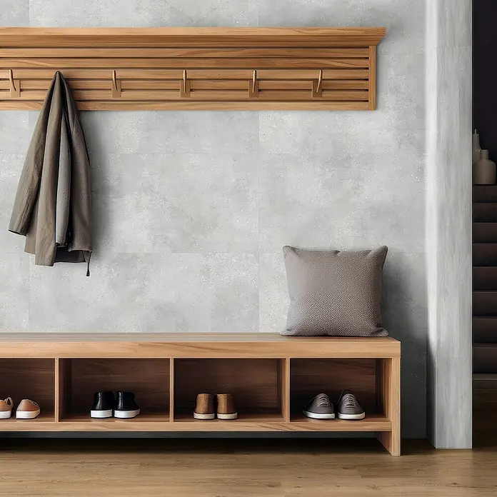 Revêt Wandpaneel SPC Wall - 600 x 300 mm, Beton Grau - Einrichtungsidee für einen Flur mit einer Garderobenbank aus Holz mit Fächern und einem Wandregal mit Haken für Jacken und Schuhe.