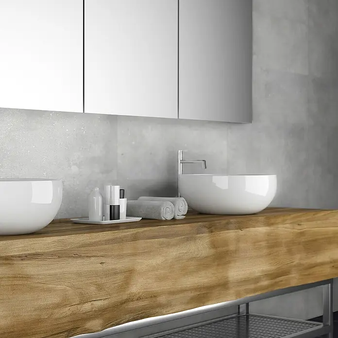 Revêt Wandpaneel SPC Wall - 600 x 300 mm, Beton Grau - Modernes Badezimmerdesign mit Doppelwaschbecken auf einer Holzarbeitsplatte und Spiegelschränken für stilvolle Badgestaltung.