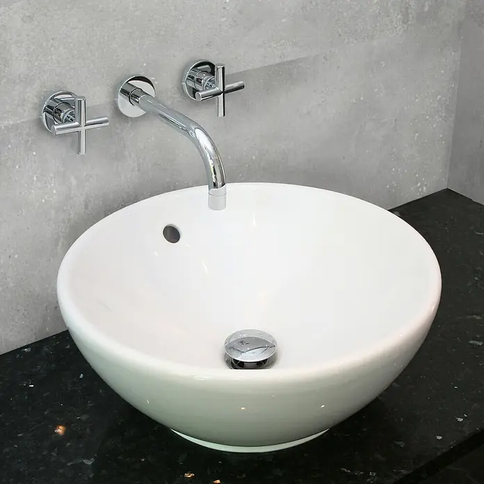 Revêt Wandpaneel SPC Wall - 600 x 300 mm, Beton Grau - Elegantes Aufsatzwaschbecken aus Keramik mit glänzender Chromarmatur für ein modernes Bad-Design. Der Waschtisch ist stilvoll und funktional.
