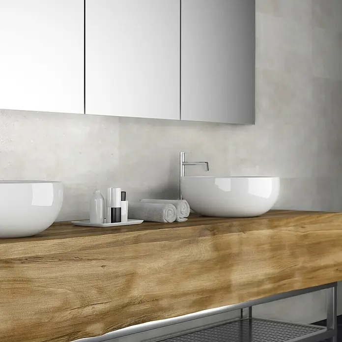 Revêt Wandpaneel SPC Wall - 600 x 300 mm, Beige - Ein modernes Badezimmer mit einem hölzernen Waschtisch und zwei runden Waschbecken, die eine elegante und natürliche Atmosphäre schaffen.
