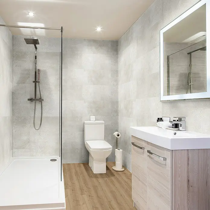 Revêt Wandpaneel SPC Wall - 600 x 300 mm, Beige - Badezimmer mit begehbarer Dusche, WC, Waschtisch mit Unterschrank und beleuchtetem Spiegel. Helle und moderne Optik.