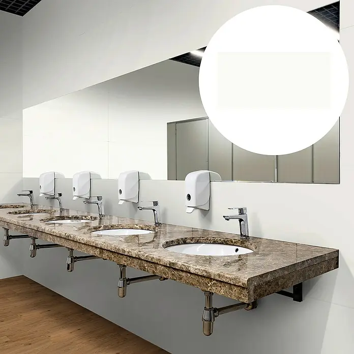 Revêt Wandpaneel SPC Wall - 1.200 x 600 mm, Weiß, Hochglänzend - Moderne Waschtischanlage mit Marmorplatte, eleganten Armaturen und Seifenspendern in einem öffentlichen Waschraum. Praktisch und stilvoll.