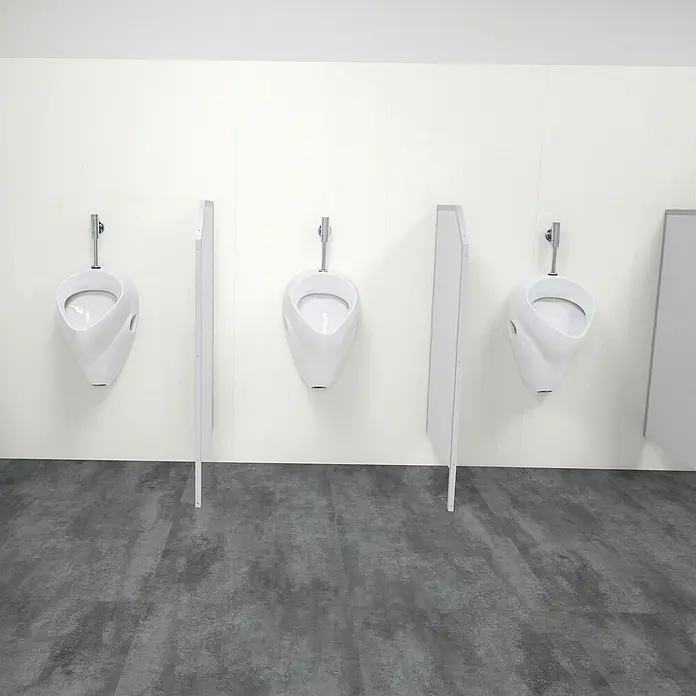 Revêt Wandpaneel SPC Wall - 1.200 x 600 mm, Weiß, Hochglänzend - Das Bild zeigt drei weiße Urinale an einer weißen Wand mit Trennwänden, die in einer Reihe in einem öffentlichen Badezimmer angeordnet sind.