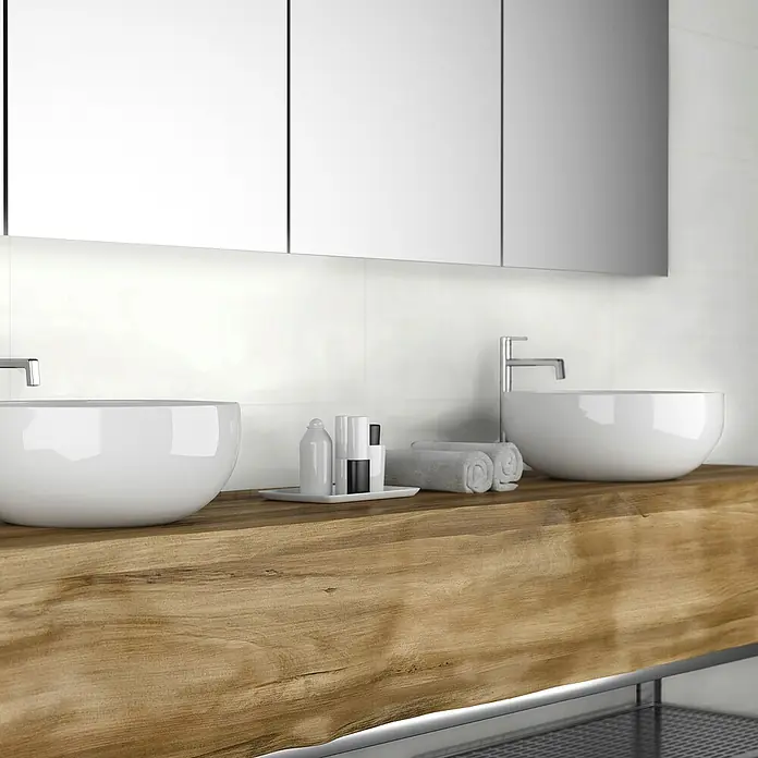 Revêt Wandpaneel SPC Wall - 1.200 x 600 mm, Weiß, Hochglänzend - Elegantes Badezimmer-Design mit zwei runden Waschbecken auf einer hölzernen Waschtischplatte und einem Spiegelschrank.