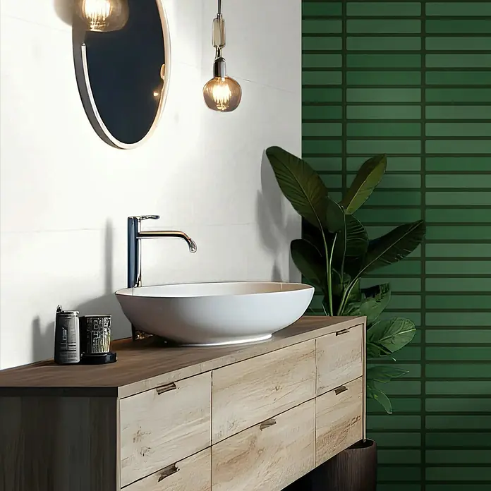 Revêt Wandpaneel SPC Wall - 1.200 x 600 mm, Weiß, Hochglänzend - Elegantes Badezimmer-Design mit einer modernen Waschtischarmatur auf einem stilvollen Holzunterschrank und einem runden Spiegel.