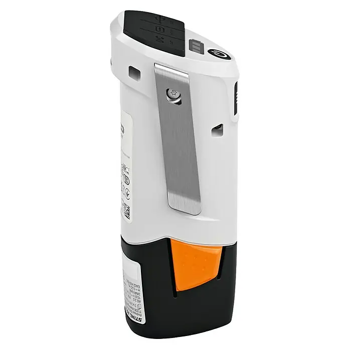 Stihl Akku-Ladegerät Portable Stromversorgung PS 1 - Passend für: Alle Akkus aus dem STIHL AS-System - Nahaufnahme des STIHL AS 2 Akkus mit Clip, ideal für Gartenarbeiten. Kompakte Bauweise, hohe Leistung für präzise Schnitte.