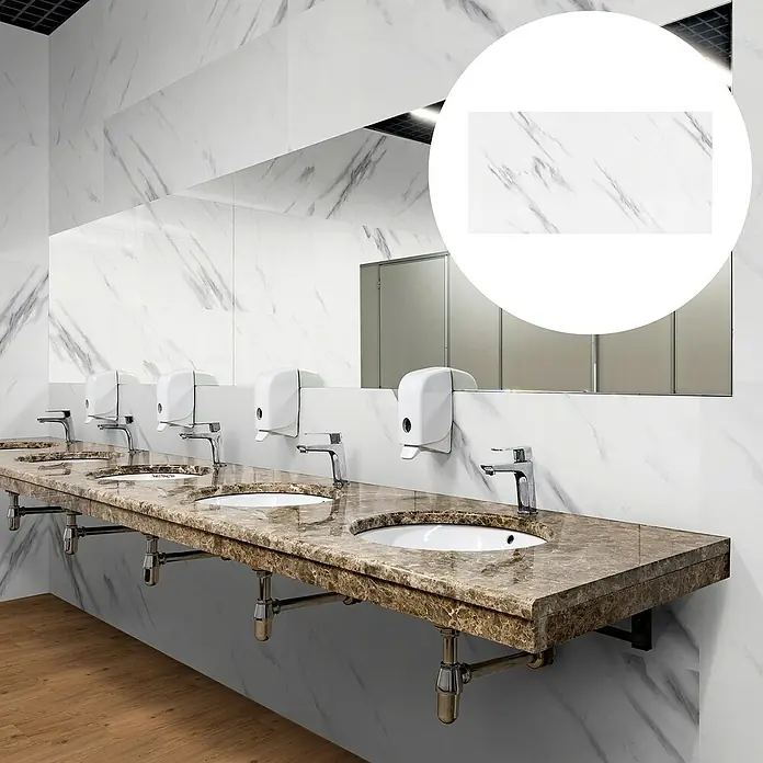 Revêt Wandpaneel SPC Wall - 1.200 x 600 mm, Marmor Weiß, Hochglänzend - Elegantes Badezimmer mit Marmorwaschtisch, Spiegel und Seifenspendern. Das helle Design verleiht dem Raum eine moderne Note.