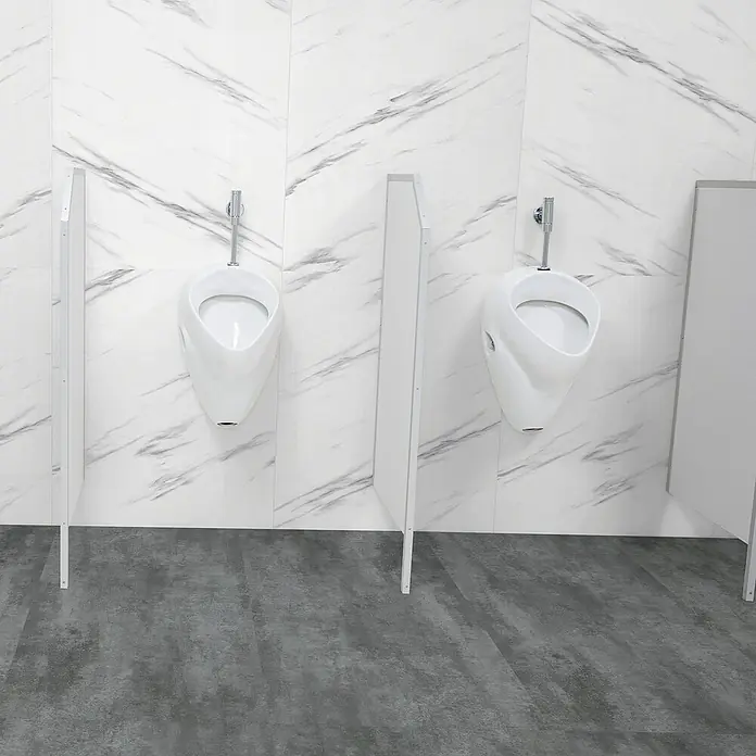 Revêt Wandpaneel SPC Wall - 1.200 x 600 mm, Marmor Weiß, Hochglänzend - Saubere öffentliche Toilette mit weißen Marmorfliesen und Urinalen mit Trennwänden für Privatsphäre und Hygiene.