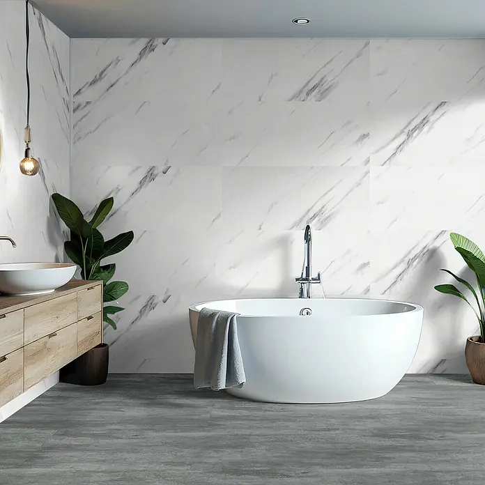 Revêt Wandpaneel SPC Wall - 1.200 x 600 mm, Marmor Weiß, Hochglänzend - Ein stilvolles Badezimmer mit einer freistehenden Badewanne als Blickfang, umgeben von Marmorwänden und Holzelementen für ein modernes Ambiente.