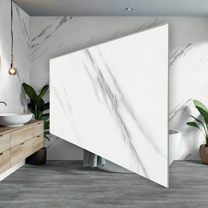 Revêt Wandpaneel SPC Wall - 1.200 x 600 mm, Marmor Weiß, Hochglänzend - Ein Badezimmer mit einer modernen Marmorwand, einem Waschtisch mit Holzschubladen und einer freistehenden Badewanne.