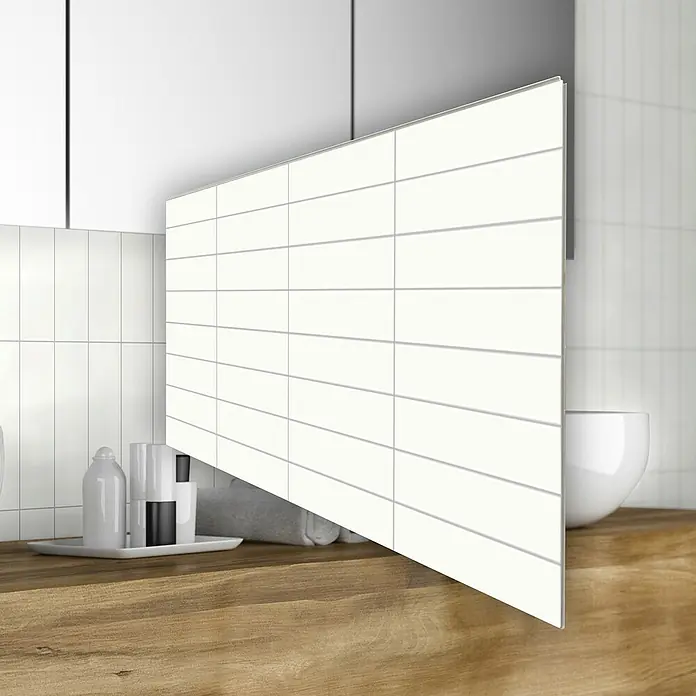 Revêt Wandpaneel SPC Wall Butcherblock - 1.200 x 600 mm, Weiß, Hochglänzend - Ein großes, rechteckiges Paneel mit weißen Ziegelmustern dient als Spritzschutz im Badezimmer und bietet eine saubere und moderne Lösung.