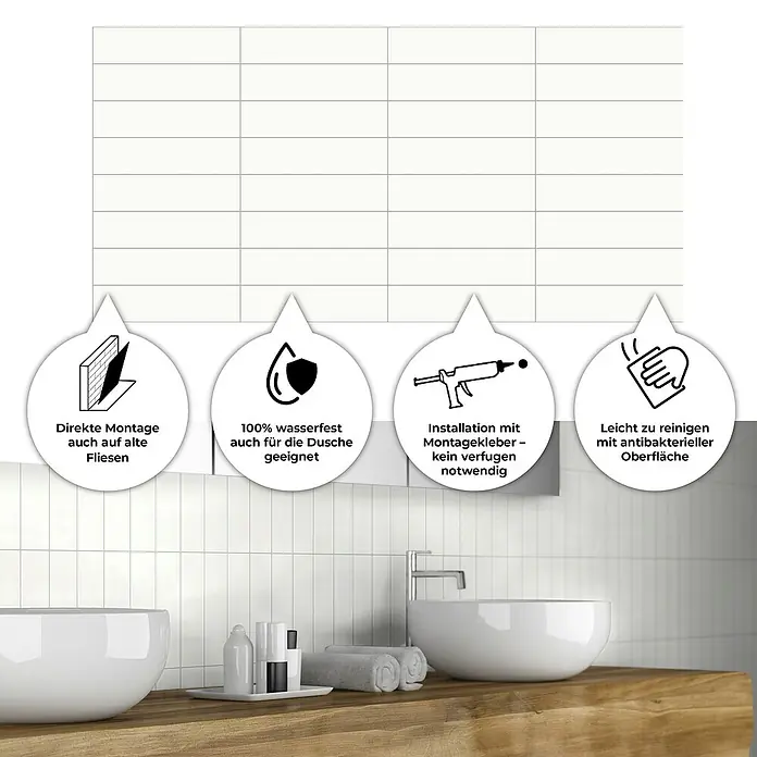 Revêt Wandpaneel SPC Wall Butcherblock - 1.200 x 600 mm, Weiß, Hochglänzend - Das Bild zeigt eine Badezimmerwand mit weißen Fliesen und vier Icons, die die Eigenschaften der Fliesen hervorheben: einfache Montage, wasserfest, einfache Installation, leichte Reinigung.