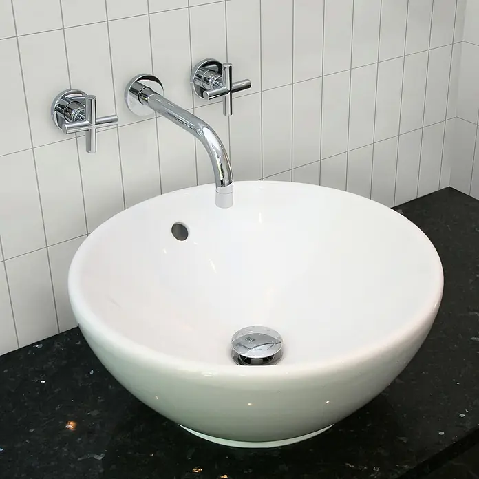 Revêt Wandpaneel SPC Wall Butcherblock - 1.200 x 600 mm, Weiß, Hochglänzend - Das runde Aufsatzwaschbecken mit glänzender Oberfläche und stilvollen Armaturen verleiht jedem Badezimmer eine elegante Note.