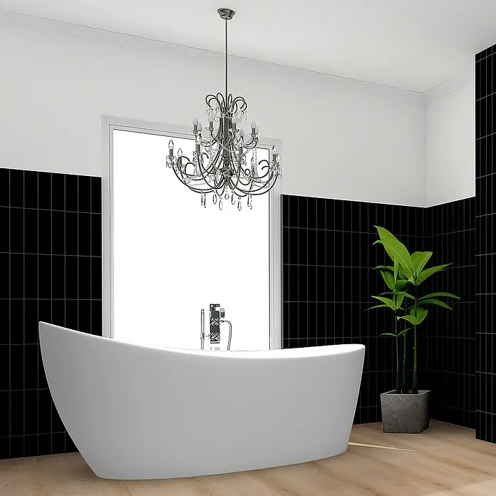 Revêt Wandpaneel SPC Wall Butcherblock - 1.200 x 600 mm, Schwarz, Hochglänzend - Elegantes Badezimmer mit freistehender Badewanne, stilvollem Kronleuchter und Akzentwand mit schwarzen Fliesen, die für eine luxuriöse Atmosphäre sorgen.