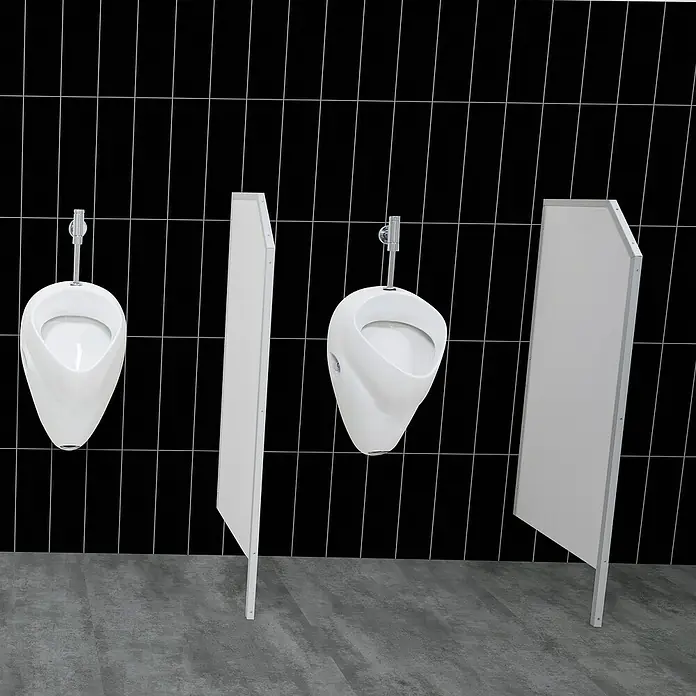 Revêt Wandpaneel SPC Wall Butcherblock - 1.200 x 600 mm, Schwarz, Hochglänzend - Eine Nahaufnahme von zwei weißen Urinalen mit Trennwänden vor einem schwarzen Fliesenhintergrund.