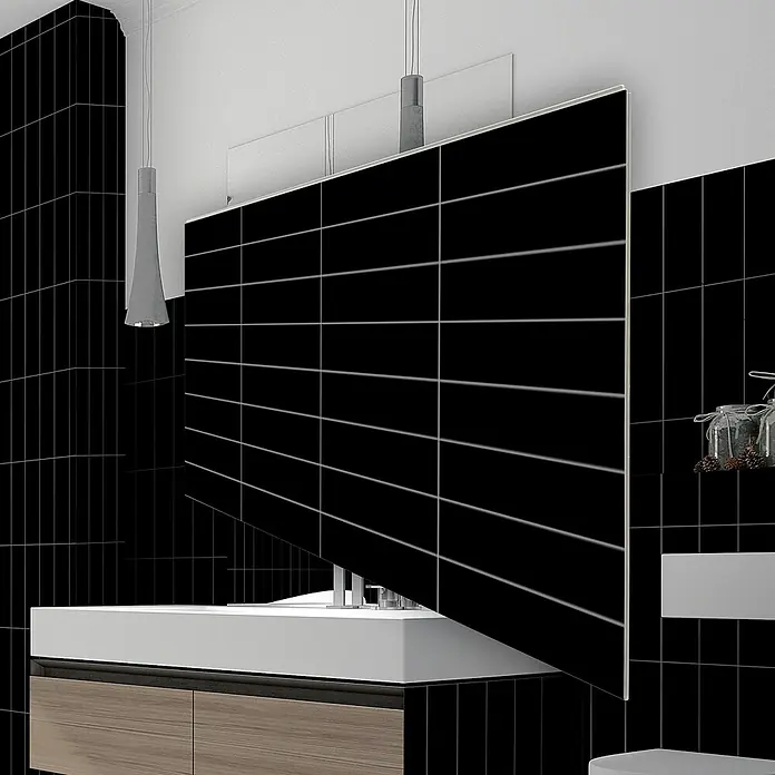 Revêt Wandpaneel SPC Wall Butcherblock - 1.200 x 600 mm, Schwarz, Hochglänzend - Moderne Badezimmergestaltung mit schwarzen Fliesen und einem stilvollen Waschtisch mit Holzunterschrank. Elegante Beleuchtung rundet das Design ab.