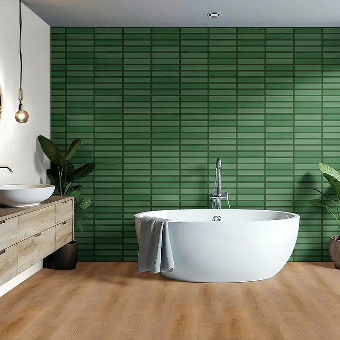 Revêt Wandpaneel SPC Wall Butcherblock - 1.200 x 600 mm, Grün, Hochglänzend - Elegantes Badezimmer mit freistehender Badewanne, grünen Akzentfliesen und modernem Waschtisch. Die grüne Fliesenwand ist ein besonderer Hingucker.