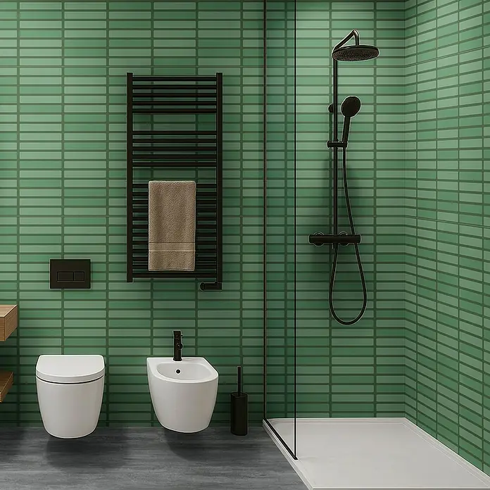 Revêt Wandpaneel SPC Wall Butcherblock - 1.200 x 600 mm, Grün, Hochglänzend - Modernes Badezimmer mit grünen Fliesen, schwarzem Handtuchwärmer, Toilette und begehbarer Dusche. Das Duschsystem ist in elegantem Schwarz gehalten.