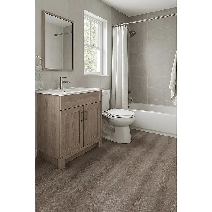 Suelo vinílico SPC Aneto - 1.222 x 182 x 1,5 mm, Marrón, Resistente al agua - Un baño moderno con mueble de lavabo con aspecto de madera, inodoro y bañera con cortina de ducha. Azulejos grises y suelo de madera. Estilo y confort.