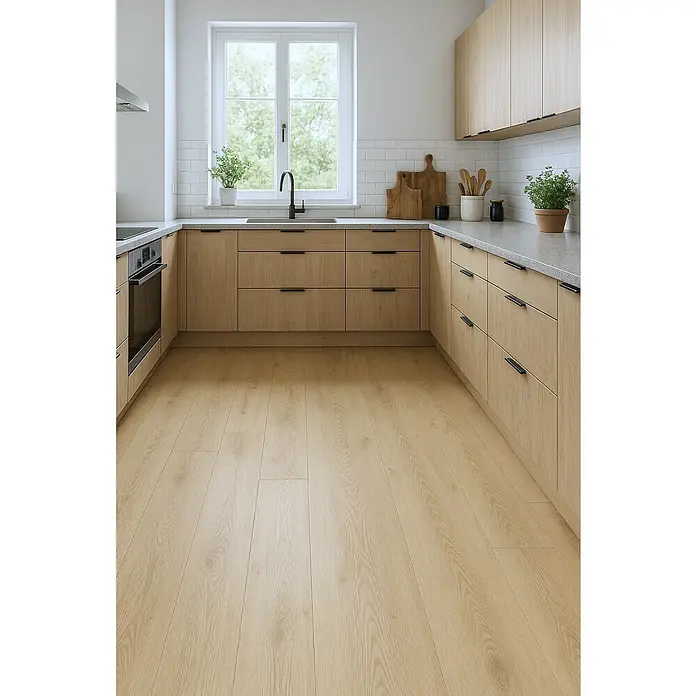 Suelo vinílico SPC Mana - 1.222 x 182 x 1,5 mm, Marrón, Resistente al agua - Cocina de madera clara con tiradores negros modernos y una encimera de piedra. Las baldosas del suelo son claras y combinan con el aspecto general.