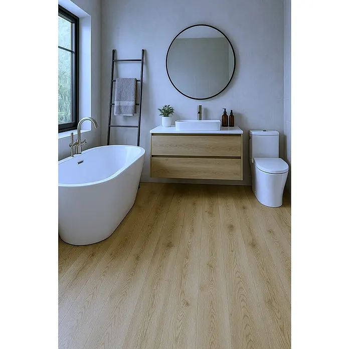 Suelo vinílico SPC Cervino - 1.222 x 182 x 1,5 mm, Marrón, Resistente al agua - Baño luminoso con bañera exenta, mueble de lavabo con frente de madera, espejo redondo y escalera.