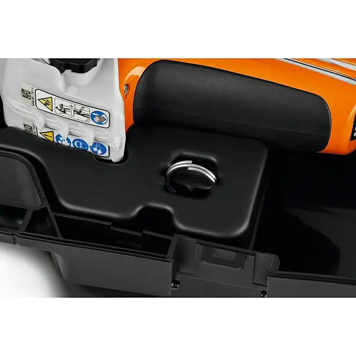 Stihl Akku-Astsäge GTA 40 - 2,59 Ah, Li-Ionen, 2 Akkus, Schwertlänge: 25 cm - Detailansicht einer STIHL Kettensäge, die die Bauweise und das Design des Geräts hervorhebt.