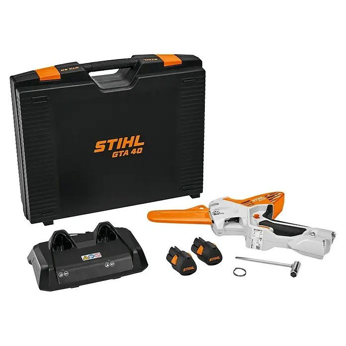 Stihl Akku-Astsäge GTA 40 - 2,59 Ah, Li-Ionen, 2 Akkus, Schwertlänge: 25 cm - Produktbild des STIHL GTA 40 Akku-Baumschneidersets, inklusive Koffer, Ladegerät und Akkus.