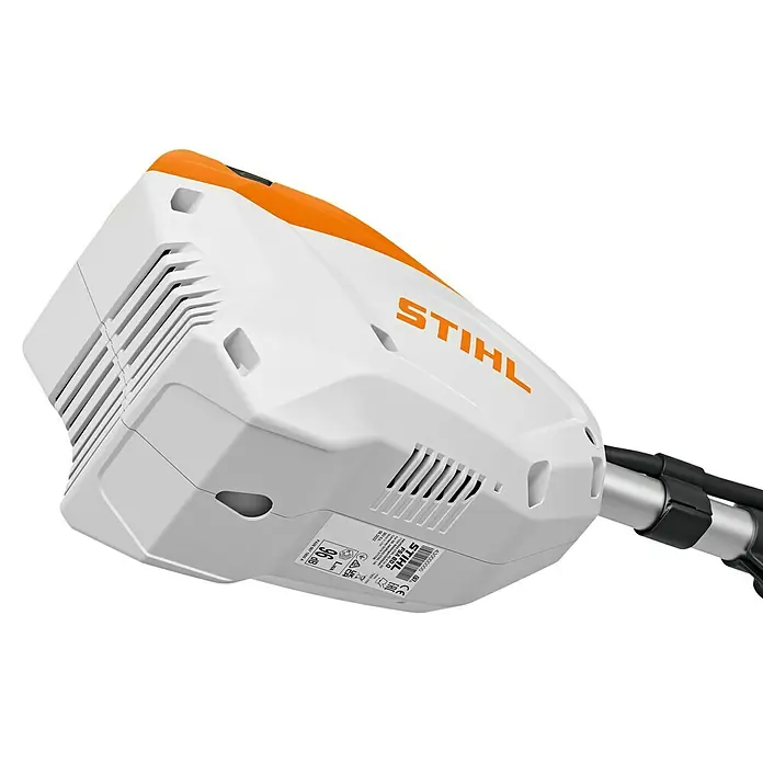 Stihl AK Akku-Motorsense FSA 80 R GR./AC 25-2 - 36 V, Ohne Akku, Schnittbreite Messer: 38 cm - Nahaufnahme eines STIHL-Produkts, das ein weißes und oranges Design aufweist und auf einem schwarzen Hintergrund platziert ist.