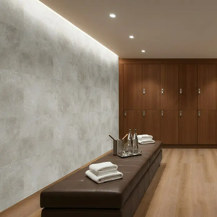 Revêt Wandpaneel SPC Wall - 1.200 x 600 mm, Beige - Gepolsterte Bank mit Handtüchern, Eiskübel und Wasserflaschen vor Holzspinden in einem eleganten Umkleideraum.